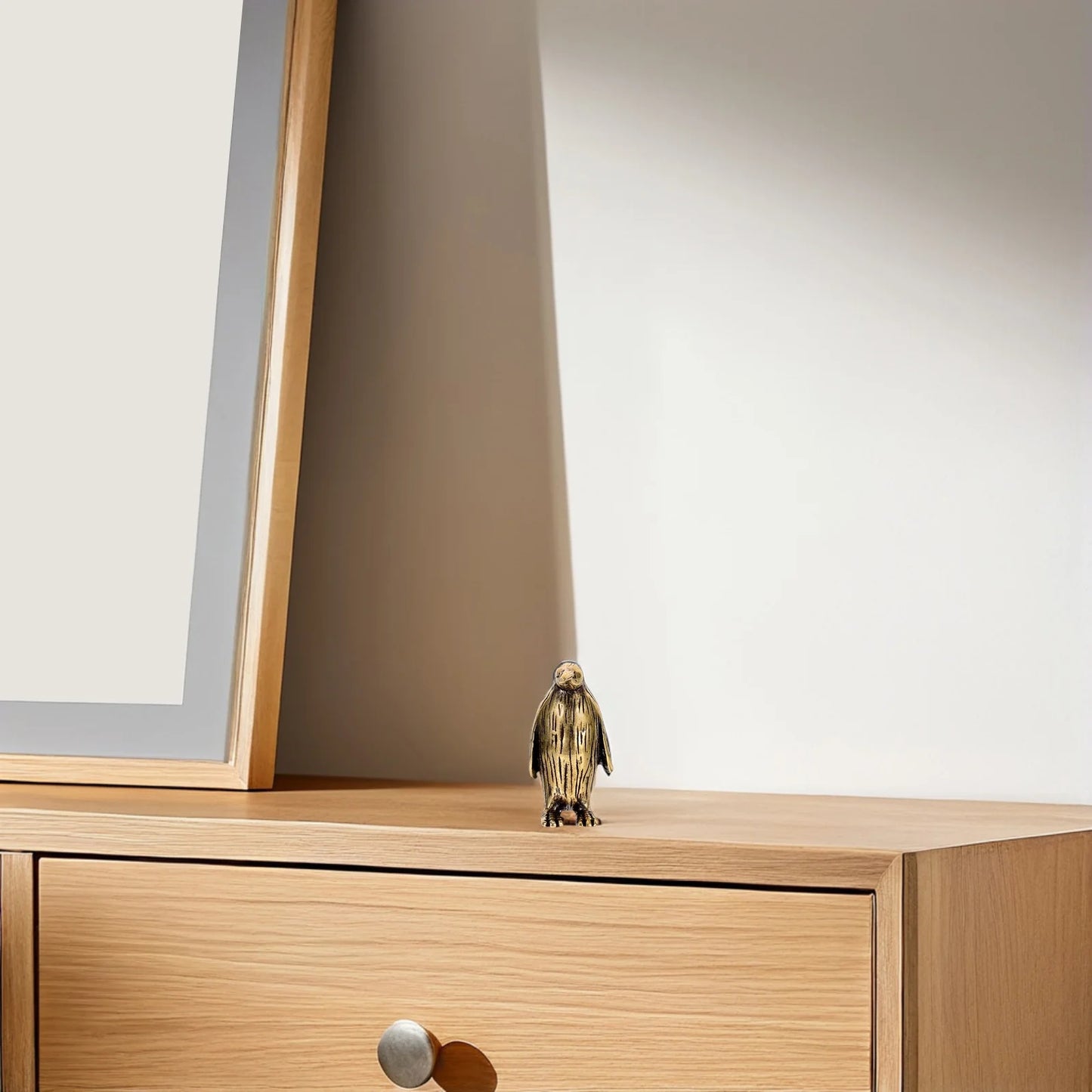 Pingüino de colección – Elegancia polar en miniatura | Animalium Laton Art